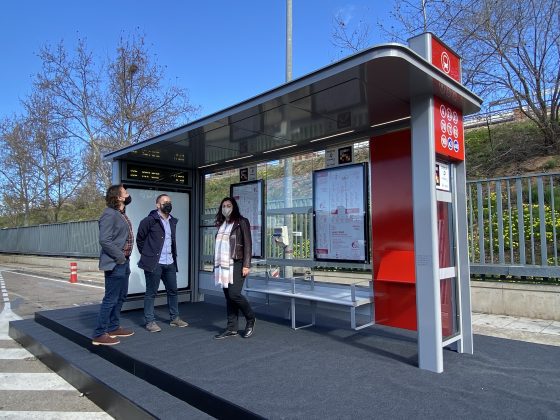 Imagen del prototipo de una nueva marquesina con la supervisión de trabajadores de la EMT