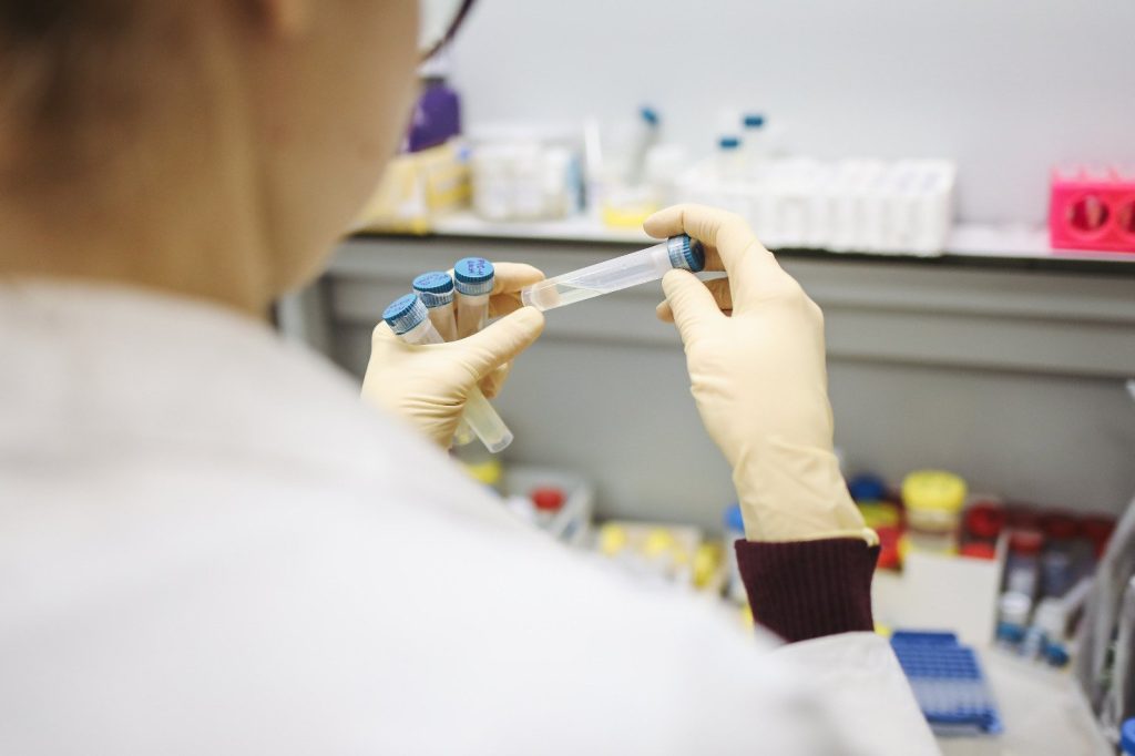 Imagen de una mujer trabajando en el laboratorio