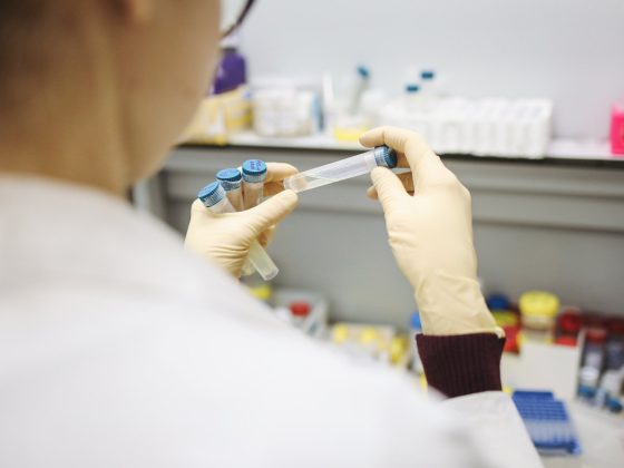 Imagen de una mujer trabajando en el laboratorio