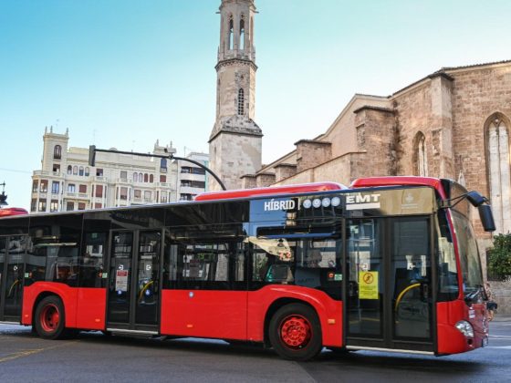 Imagen de un autobis híbrido circulando por la ciudad