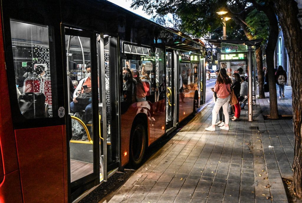Imagen de usuarios en un autobús híbrido