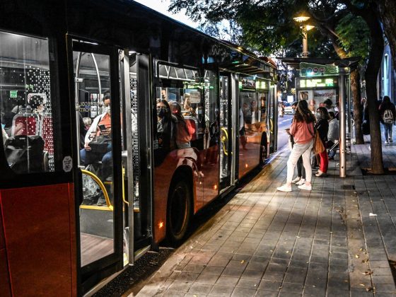 Imagen de usuarios en un autobús híbrido