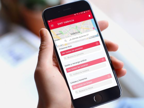 Imagen de un móvil con la app de EMT