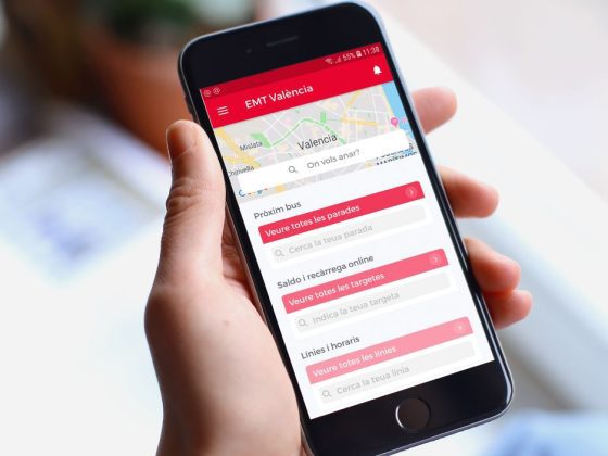 Imagen de un móvil con la app de EMT