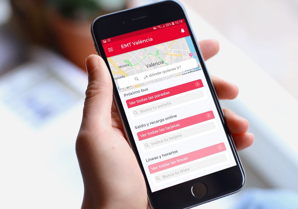 Imagen de un móvil con la app de EMT