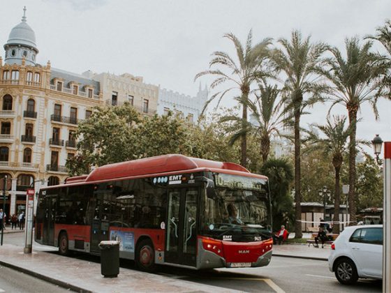 Imagen de un autobús circulando por la ciudad