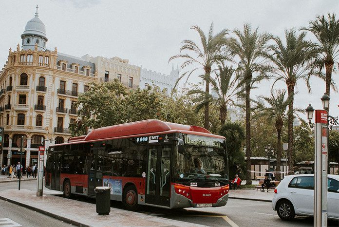 Imagen de un autobús circulando por la ciudad