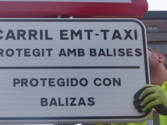 Técnico colocando señales que delimitan los carriles habilitados para los autobuses de EMT y Taxi