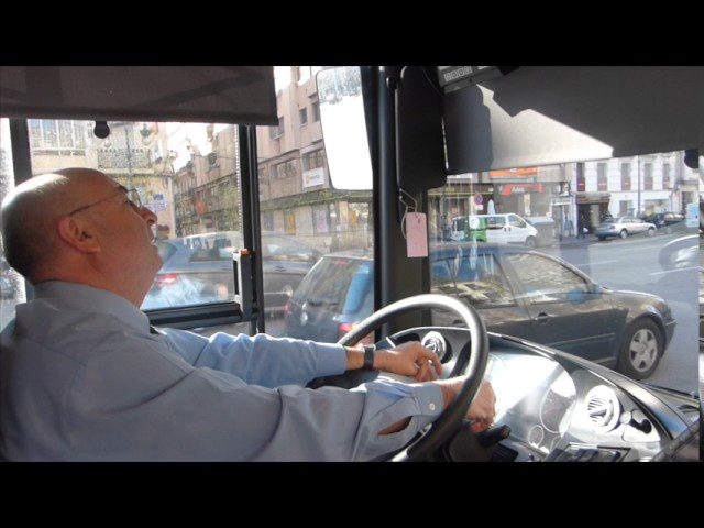 Imagen de un chofer conduciendo su linea de autobús